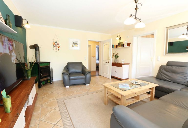 Wohnzimmer mit Kamin und Sessel Wohnzimmer mit Kamin und Sessel