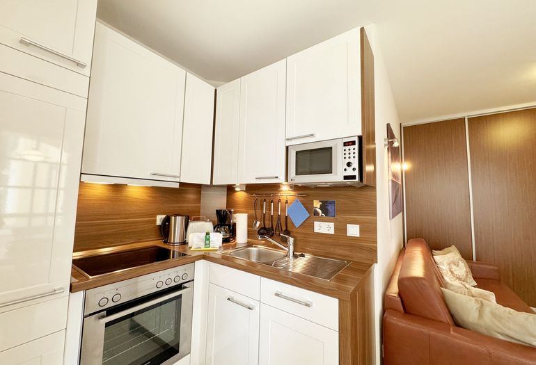 Küchenzeile mit Mikrowelle