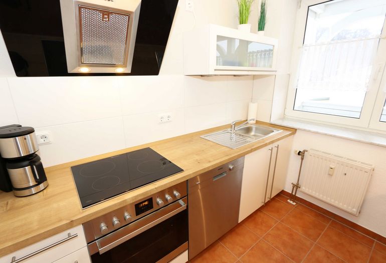 moderne Küchenzeile mit Backofen