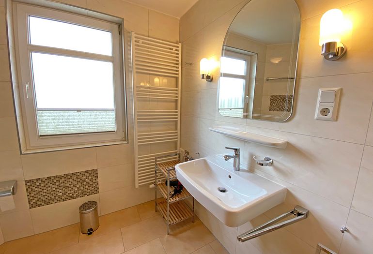 Badezimmer mit Waschbecken Badezimmer mit Waschbecken