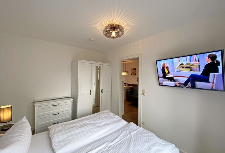 Schlafzimmer mit Doppelbett und Kleiderschrank