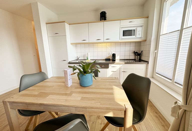 Küchenzeile mit angrenzenden Essplatz