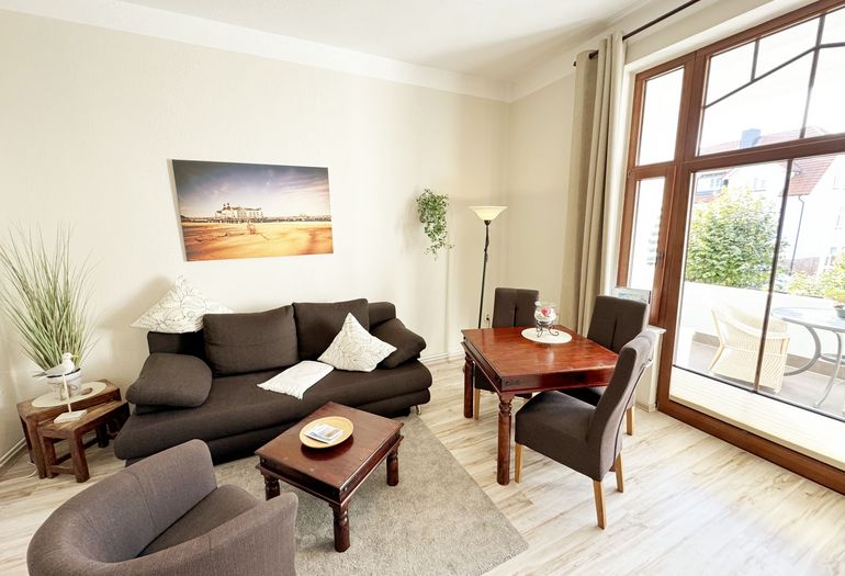 Wohnbereich mit Zugang zum Balkon