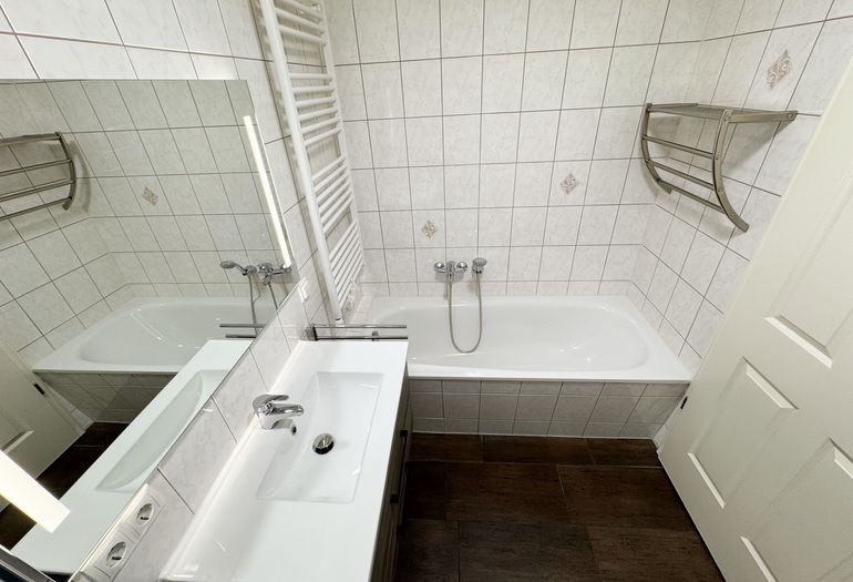 innenliegendes Badezimmer mit Badewanne