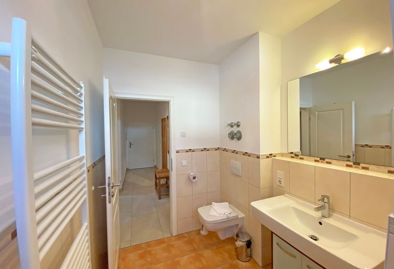 erstes Badezimmer mit WC erstes Badezimmer mit WC