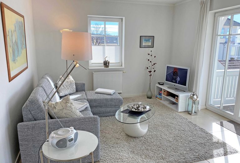 Wohnzimmer mit gemütlicher Couch Wohnzimmer mit gemütlicher Couch