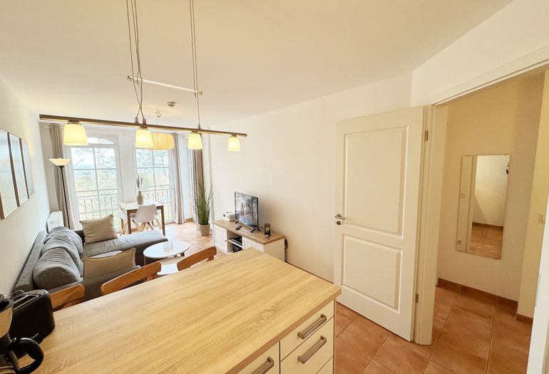 Küchenzeile mit Blick auf den Wohn-und Essbereich Küchenzeile mit Blick auf den Wohn-und Essbereich