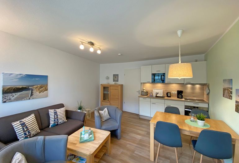 Wohnzimmer mit Blick zur Küchenzeile Wohnzimmer mit Blick zur Küchenzeile