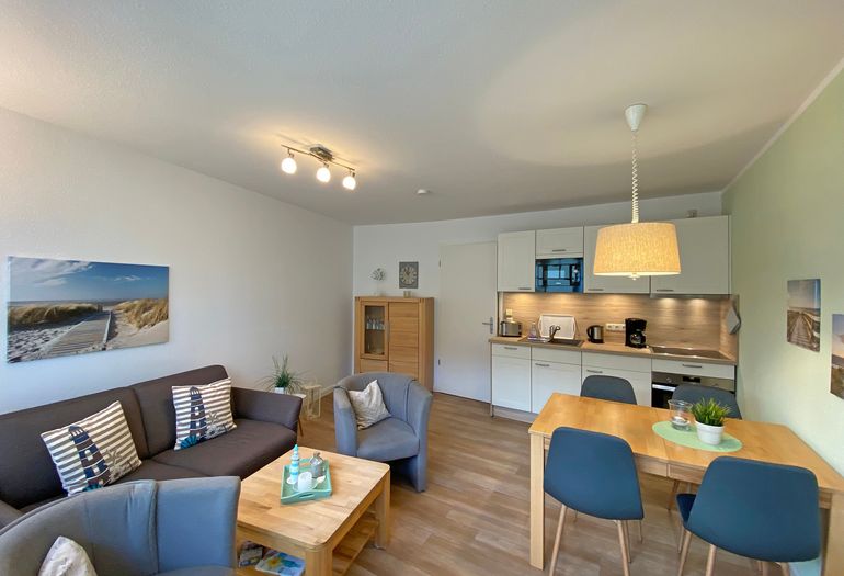 Wohnzimmer mit Blick zur Küchenzeile Wohnzimmer mit Blick zur Küchenzeile
