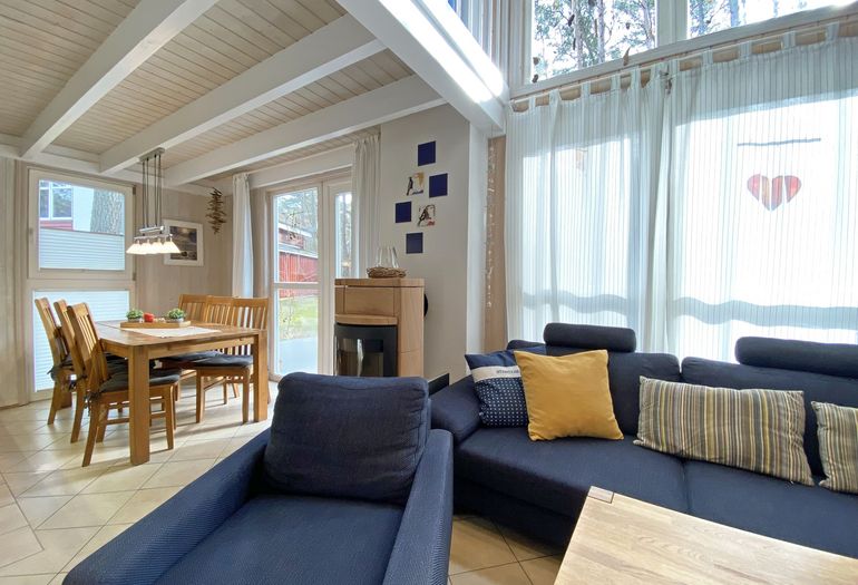 Wohnzimmer mit Kamin und Esstisch Wohnzimmer mit Kamin und Esstisch