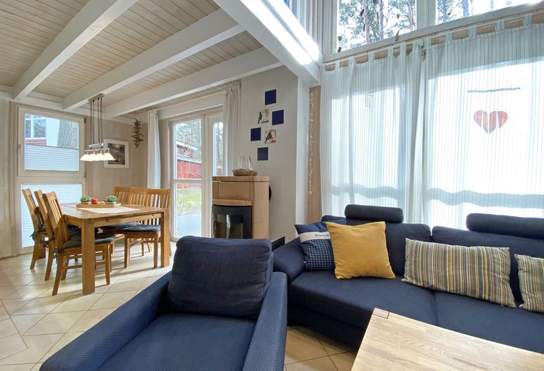 Wohnzimmer mit Kamin und Esstisch