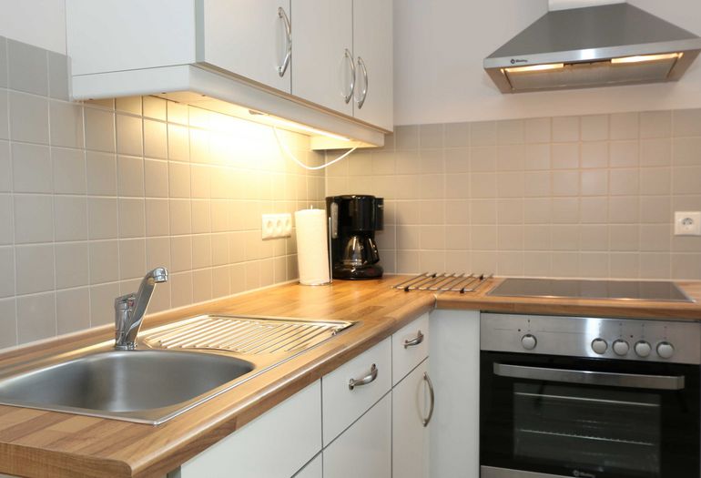 moderne Küchenzeile mit Backofen