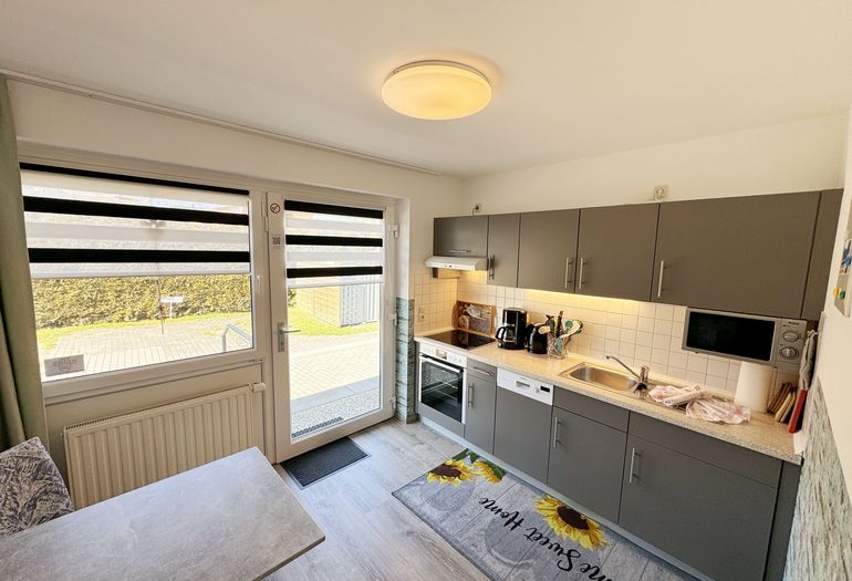 Küchenzeile mit Blick zum Eingang Küchenzeile mit Blick zum Eingang