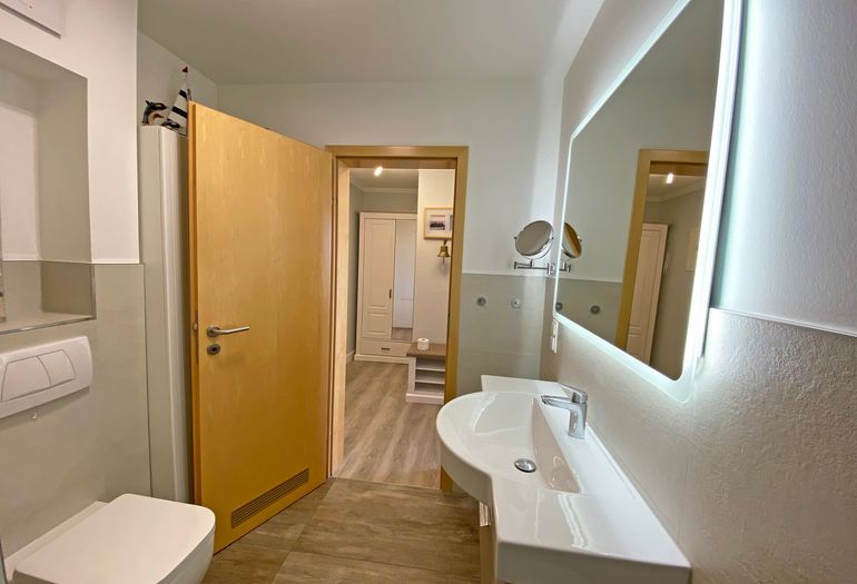 Badezimmer mit Waschbecken und WC