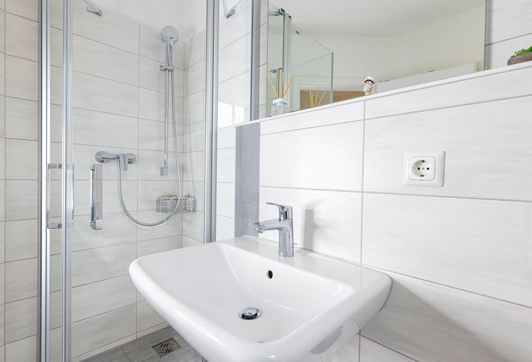 Badezimmer mit Waschbecken Badezimmer mit Waschbecken