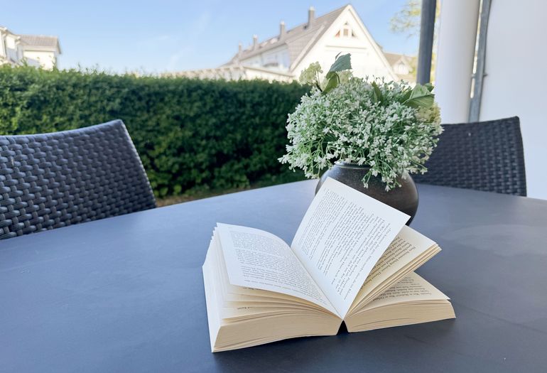 Die Terrasse lädt zum Verweilen ein