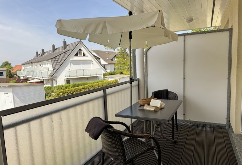 Großzügiger Balkon für 2 bis 3 Personen Großzügiger Balkon für 2 bis 3 Personen