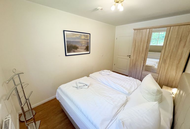 Schlafzimmer mit bequemen Doppelbett