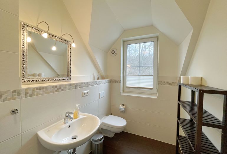 Badezimmer mit Waschbecken Badezimmer mit Waschbecken