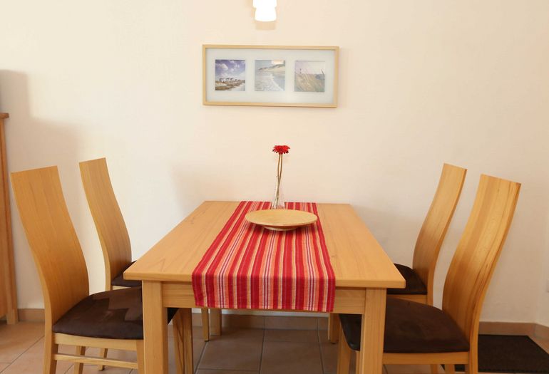 Esstisch mit Stühlen