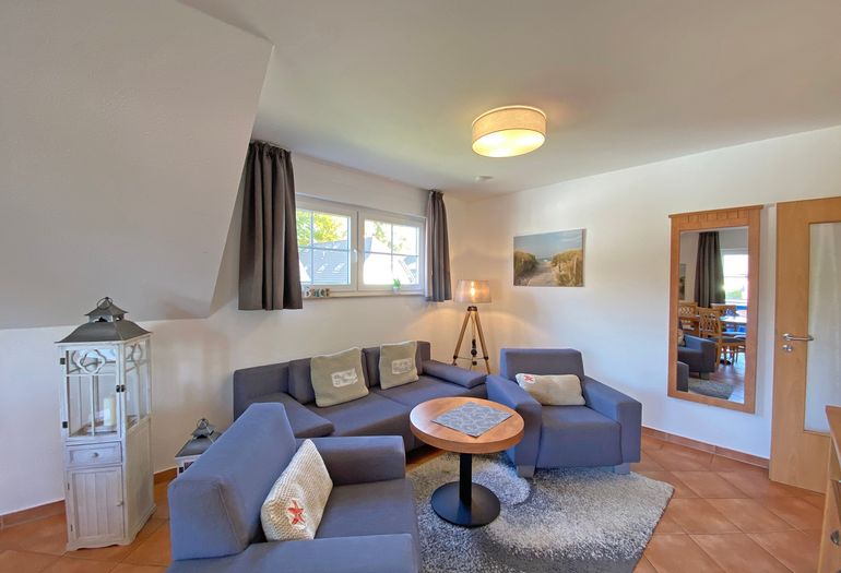 Wohnzimmer mit gemütlicher Couch