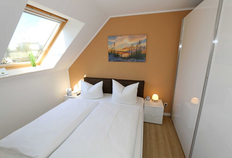 Schlafzimmer mit Doppelbett