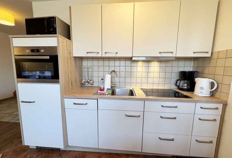 Küchenzeile mit diversen Küchenutensilien Küchenzeile mit diversen Küchenutensilien