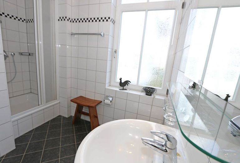 Badezimmer mit Dusche Badezimmer mit Dusche