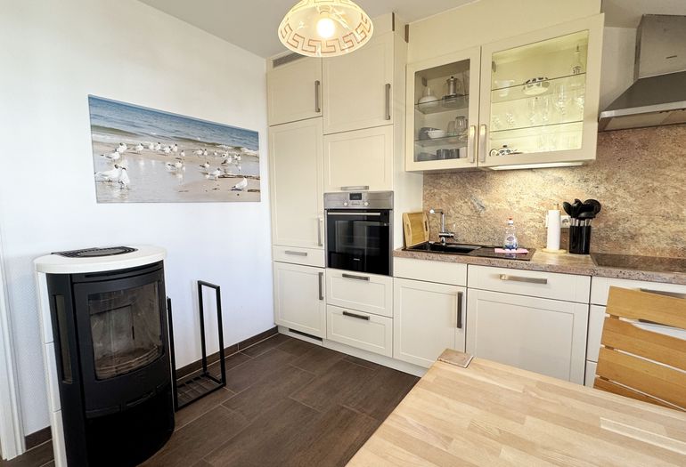 Blick vom Essbereich auf die Küchenzeile