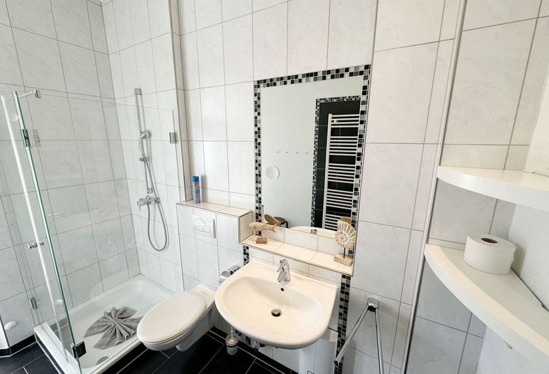 Badezimmer mit flachen Duscheinstieg