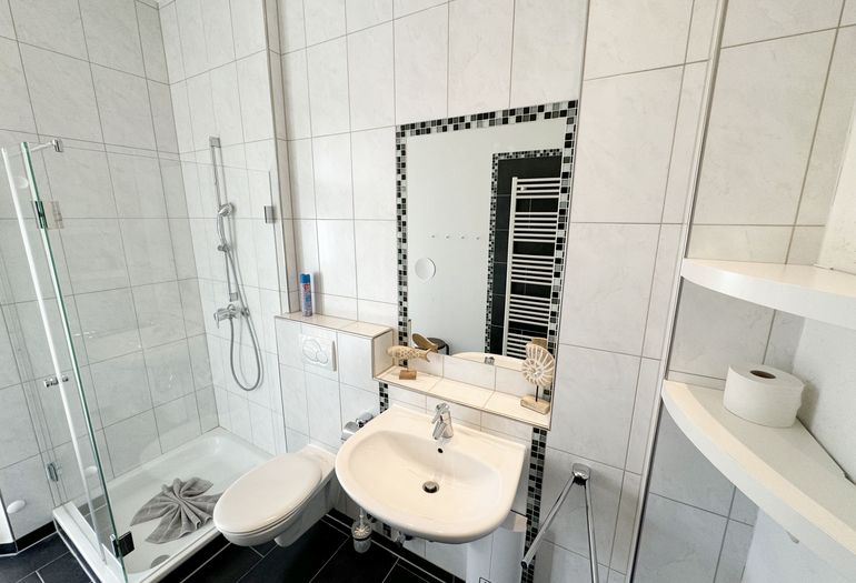 Badezimmer mit flachen Duscheinstieg