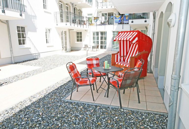Terrasse mit Strandkorb