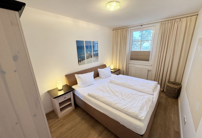 Schlafzimmer mit Doppelbett