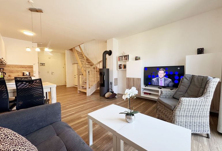 gemütliches Wohnzimmer mit Couch und Sessel