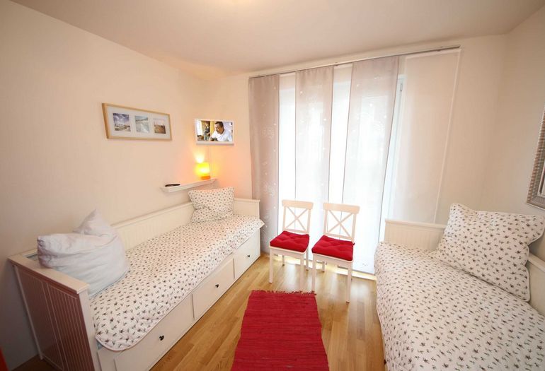 2. Schlafzimmer mit getrennten Betten