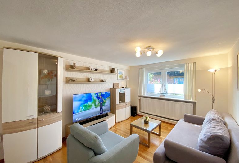 Wohnzimmer mit Smart-TV und Netflix Wohnzimmer mit Smart-TV und Netflix