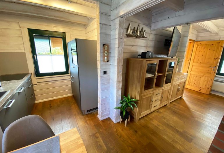 Küchenzeile mit Blick ins Wohnzimmer