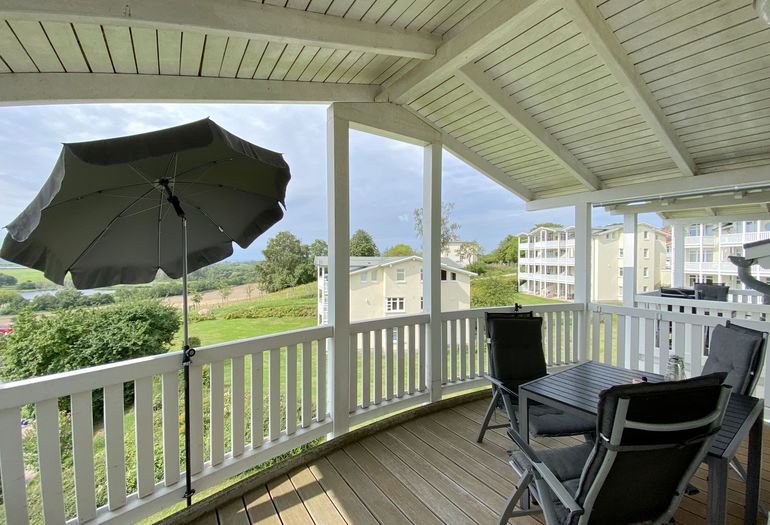 bestuhlter Balkon mit Sonnenschirm