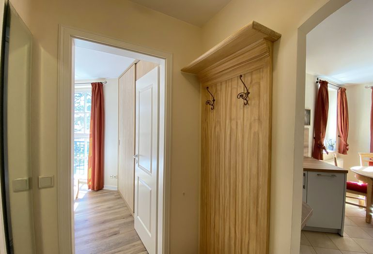 kleiner Flur mit Garderobe
