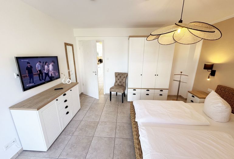 1.Schlafzimmer mit Doppelbett und Kleiderschrank sowie Smart-TV 1.Schlafzimmer mit Doppelbett und Kleiderschrank sowie Smart-TV