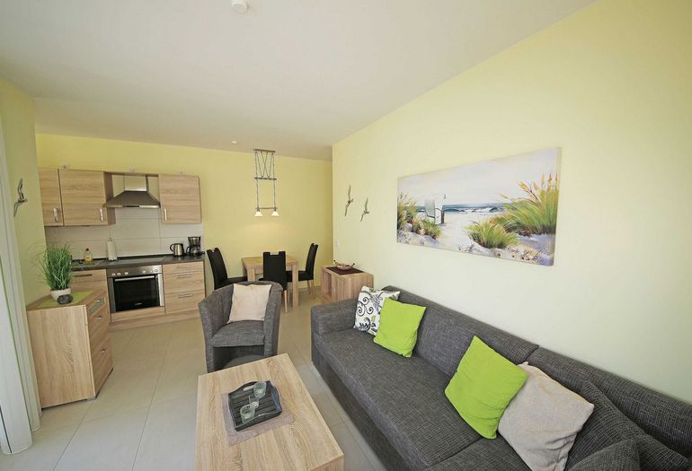 Wohnbereich mit angrenzender Küchenzeile