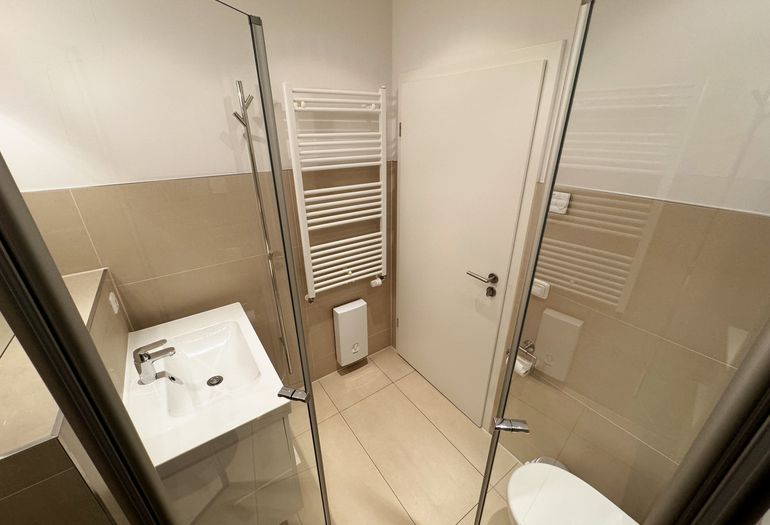 modernes Duschbad mit ebenerdiger Dusche