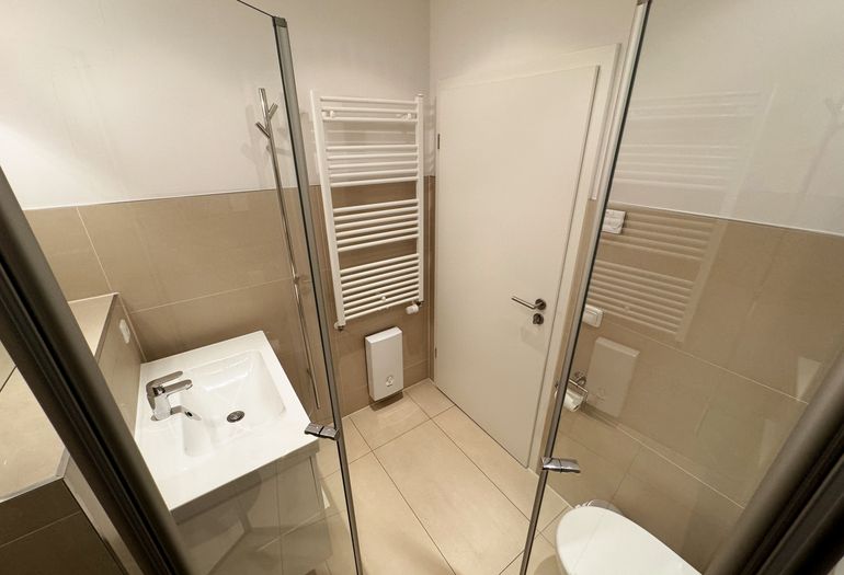 modernes Duschbad mit ebenerdiger Dusche modernes Duschbad mit ebenerdiger Dusche