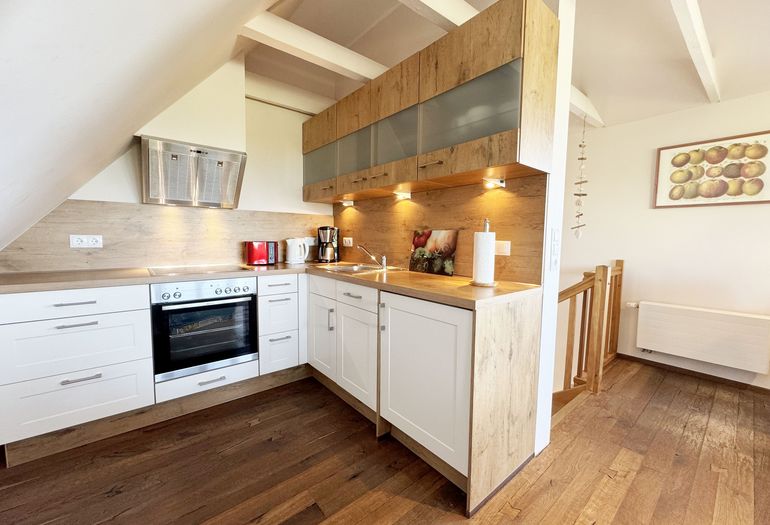 Küchenzeile mit Blick zur Treppe ins Untergeschoss