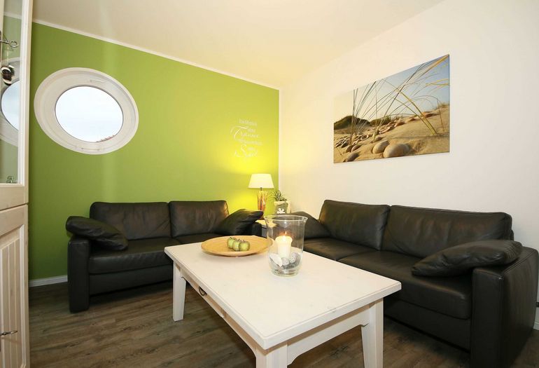 gemütliches Wohnzimmer mit Ledercouch