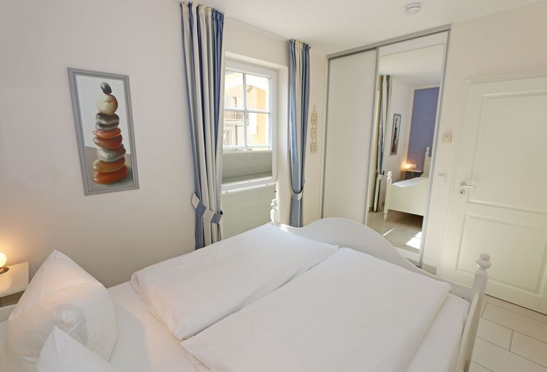 Schlafzimmer mit Kleiderschrank