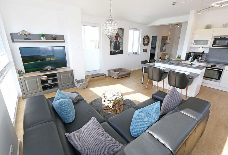 Wohnbereich mit gemütlicher Couch und TV Wohnbereich mit gemütlicher Couch und TV