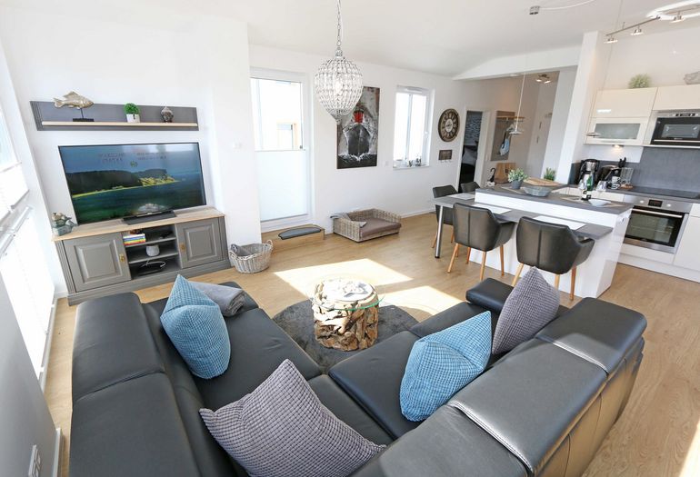 Wohnbereich mit gemütlicher Couch und TV Wohnbereich mit gemütlicher Couch und TV