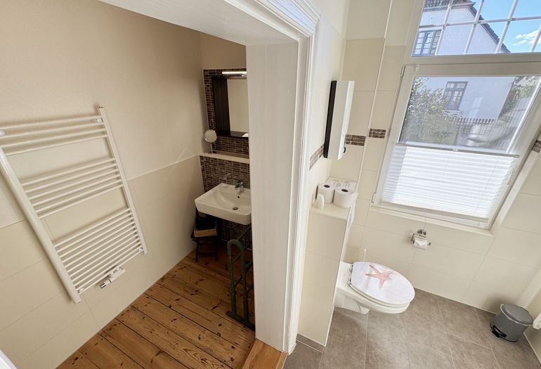 Badezimmer mit WC und Waschbecken