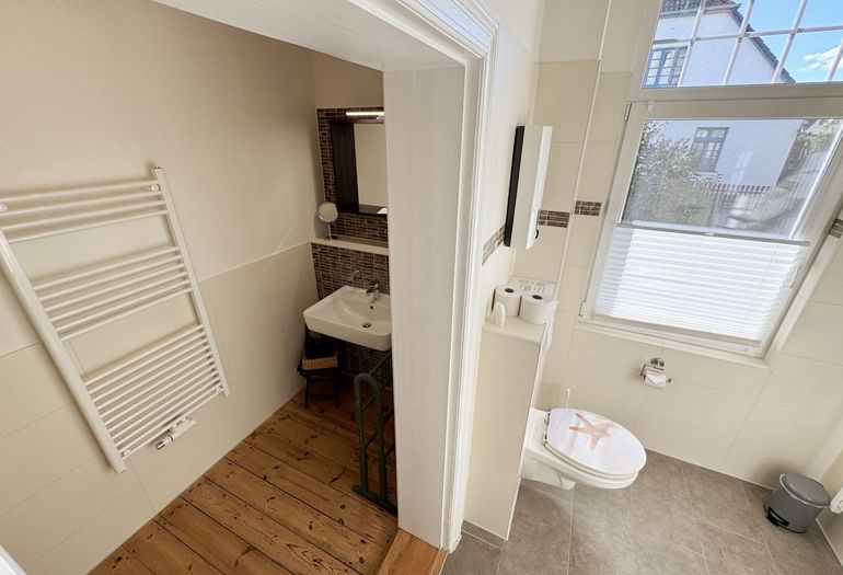 Badezimmer mit WC und Waschbecken